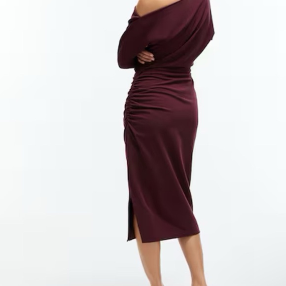 H&M Red Sheath Dress with Asymmetrical Neckline and Dolman Sleeves - Picture 3 of 9